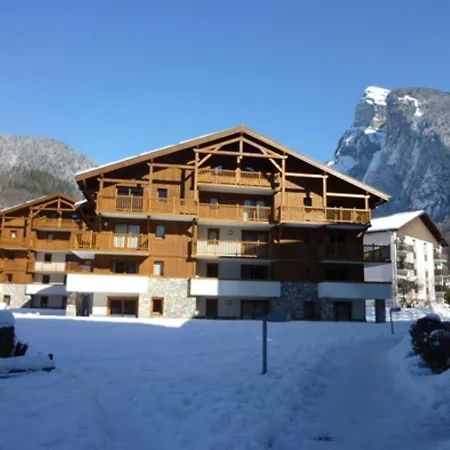 De Standing Au Calme Avec Balcon Et Parking, Au Coeur De - Fr-1-624-23 *
